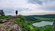 BR-Redakteurin Christine Fischer unterwegs auf dem "Fr&auml;nkische Alb Panoramaweg" am Happurger Stausee.