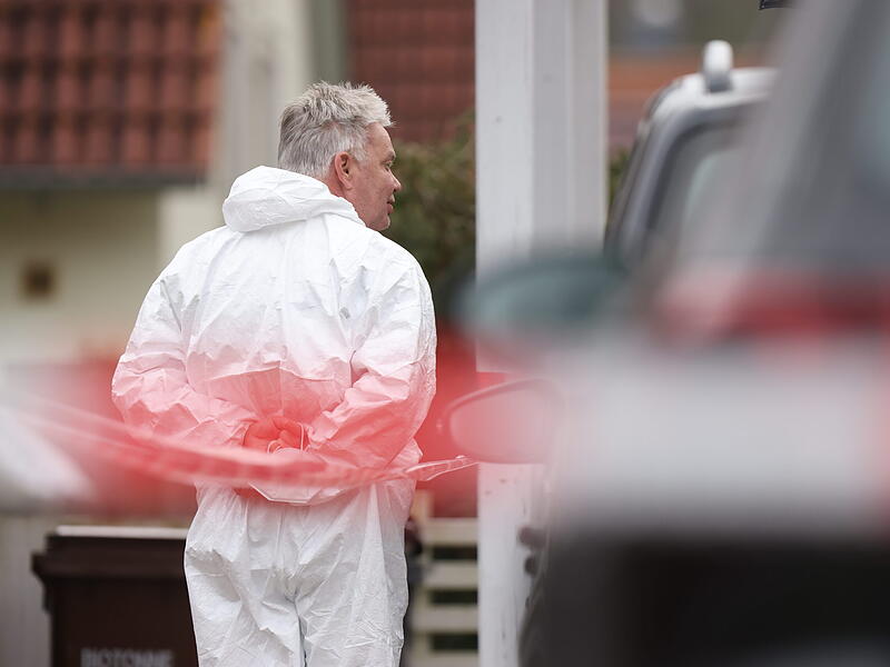 Familiendrama in Mittelfranken: Junge (17) tötet Schwester (14) und verletzt Mutter (41) schwer - Zeugen hörten Schreie und verständigten die Polizei - Tatverdächtiger bei Fahndungsmaßnahmen in Tatortnähe festgenommen - Umfangreiche Spurensicherungsmaßnahmen - Blutspuren am Fensterrahmen und zum Nachbarhaus führend - Hintergründe des Verbrechens noch unklar - Ermittlungsrichter soll am Samstag über Haftfrage entscheidenFamiliendrama in Weisendorf: Bilder zeigen die Ermittler vor Ort