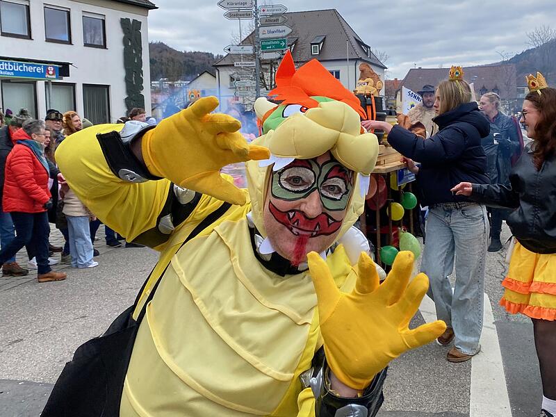 Faschingsumzug Ebermannstadt – Buntes Faschingstreiben lockt viele Besucher anForchheim & Fränkische Schweiz Bunt und fröhlich: Zahlreiche Gruppen und Zuschauer waren am Sonntag beim Faschingsumzug in Ebermannstadt dabei. Wir haben die schönsten Fotos.