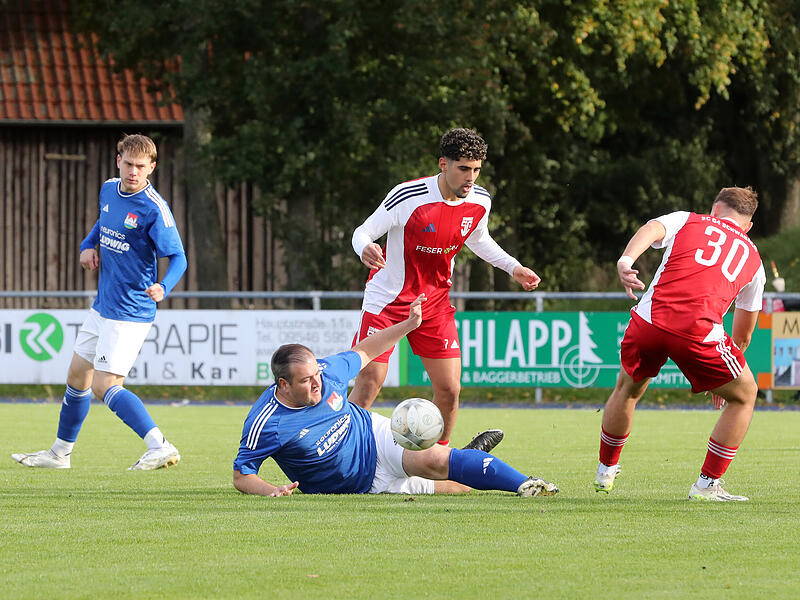 Fehlt nach der Roten Karte in der Halbzeitpause gesperrt: Marcel Kutzelmann (unten)kann bei der Kerwa-Revanche beim SC Schwabach um Aasem Abu-Baji (oben) nur zuschauen.