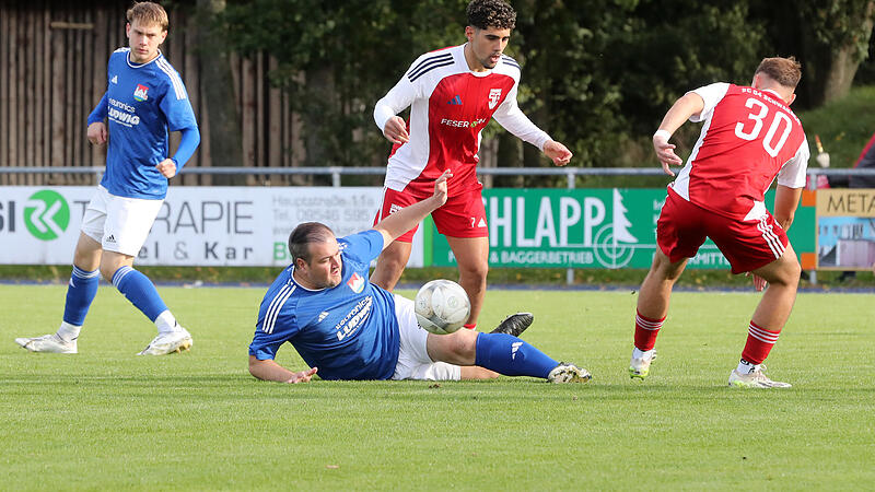 Fehlt nach der Roten Karte in der Halbzeitpause gesperrt: Marcel Kutzelmann (unten)kann bei der Kerwa-Revanche beim SC Schwabach um Aasem Abu-Baji (oben) nur zuschauen.