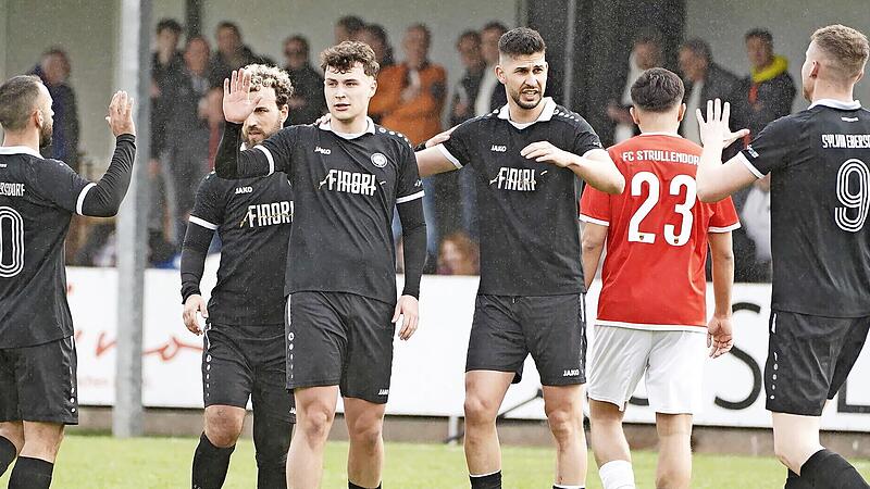 Florin Balan und Florian Seiler klatschen sich ab. Seiler (hier gegen Strullendorf) erzielte beide Ebersdorfer Treffer beim 2:1-Sieg in Friesen.