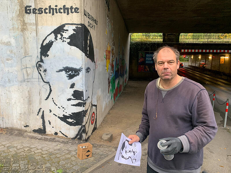 Der Sprayer Alex hat am Donnerstagvormittag sein Gem&auml;lde wieder &bdquo;repariert&ldquo;.