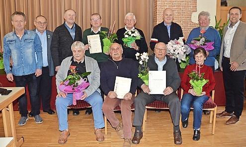 Von links bei der Ehrung die Vorsitzenden Thomas Morand und Gerhard Ramming, Kreisvorsitzender Fritz Pohl, Heinrich Förster, Horst Raab, Siegfried Weißerth, Hans Ludwig, Zweiter Bürgermeister Daniel Weißerth. Vorne sitzend von links Karl Pilipp, G... Von links bei der Ehrung die Vorsitzenden Thomas Morand und Gerhard Ramming, Kreisvorsitzender Fritz Pohl, Heinrich Förster, Horst Raab, Siegfried Weißerth, Hans Ludwig, Zweiter Bürgermeister Daniel Weißerth. Vorne sitzend von links Karl Pilipp, G...