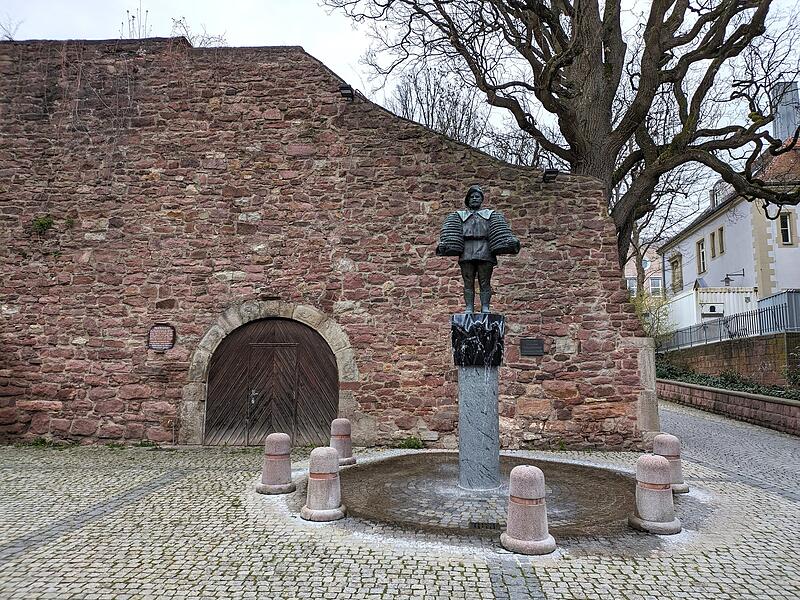 Die Statue von Peter Heil steht an der alten Stadtmauer. Die Statue von Peter Heil steht an der alten Stadtmauer.