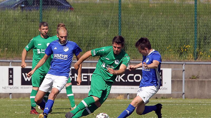 Zwar hat die SpVgg Rattelsdorf (in Blau) mit 2:0 gegen den SC Kemmern gewonnen. Weil sich aber auch der SC Reichmannsdorf bei der DJK T&uuml;tschengereuth durchgesetzt hat, f&auml;llt eine Entscheidung im Titelkampf der Kreisliga Bamberg erst am letzten Spieltag.