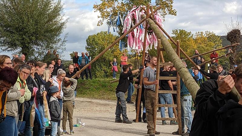 Das Wichtigste gleich zu Beginn auf dem Programm: Ihren Kerwabaum stellten die Reuther mit vereinten Kräften auf.Forchheim & Fränkische Schweiz Das Wichtigste gleich zu Beginn auf dem Programm: Ihren Kerwabaum stellten die Reuther mit vereinten Kräften auf.Forchheim & Fränkische Schweiz