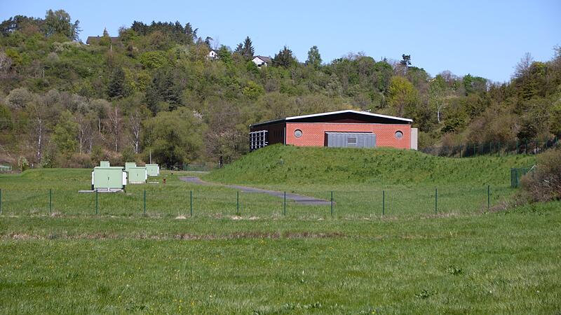 Das Wasserwerk der Stadtwerke Bad Kissingen steht im M&uuml;nnerst&auml;dter Tal. Daneben liegen die f&uuml;nf Brunnen.