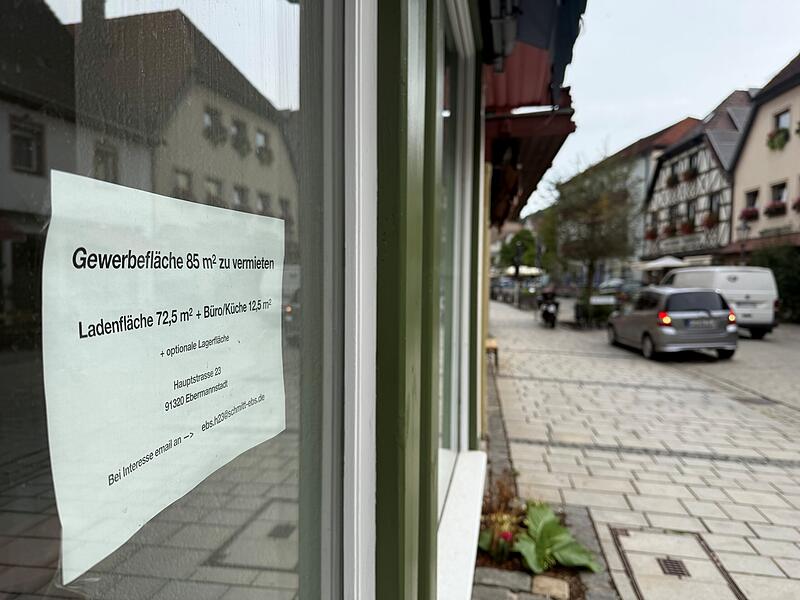 Leerstand EbermannstadtForchheim & Fränkische Schweiz Schilder wie diese sieht man in Ebermannstadt derzeit häufiger. Rund jede fünfte Gewerbefläche in der Innenstadt steht gerade leer. Eine Übersicht.