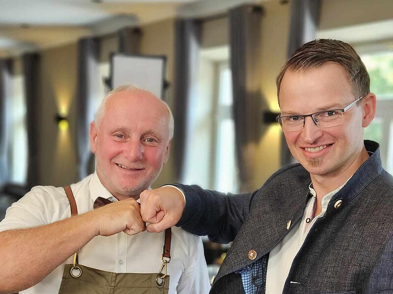 Auch Mitarbeiter Milan &uuml;berzeugte die kritischen G&auml;ste w&auml;hrend ihres Besuchs im Restaurant von Cristopher Kraus.