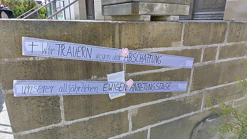 Der Trauerflor wurde in Ebenhausen aufgehängt. Der Trauerflor wurde in Ebenhausen aufgehängt.