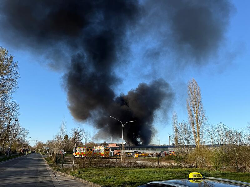 Am Freitag, 4. April 2025, sorgte ein Feuer beim Recyclinghof und Entsorgungsbetrieb Fritsche in Forchheim f&uuml;r einen Gro&szlig;einsatz.