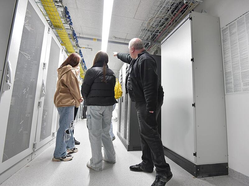 „So groß habe ich mir das hier alles nicht vorgestellt“, sagte eine Schülerin im Serverraum des Uniklinikums Erlangen. „So groß habe ich mir das hier alles nicht vorgestellt“, sagte eine Schülerin im Serverraum des Uniklinikums Erlangen.