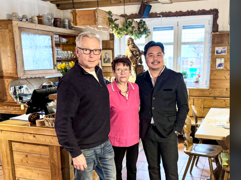 Paul Weber und seine Schw&auml;gerin Gundi vom Brauerei-Gasthof-Biergarten Weber mit ihrem Nachfolger Vin Pham.