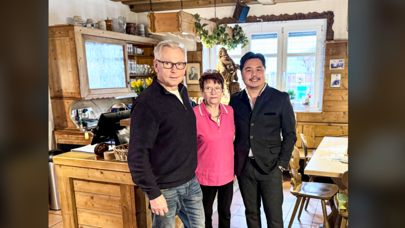 Paul Weber und seine Schw&auml;gerin Gundi vom Brauerei-Gasthof-Biergarten Weber mit ihrem Nachfolger Vin Pham.