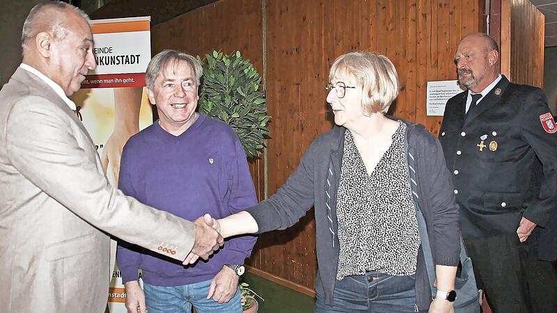 Bürgermeister Robert Hümmer musste beim Neujahresempfang Hände am laufenden Band schütteln. Das Foto zeigt ihn zusammen mit (von links) Alwin Kauppert und Beate Schreck vom Gartenbauverein Burkheim sowie von der Freiwilligen Feuerwehr Maineck den ... Bürgermeister Robert Hümmer musste beim Neujahresempfang Hände am laufenden Band schütteln. Das Foto zeigt ihn zusammen mit (von links) Alwin Kauppert und Beate Schreck vom Gartenbauverein Burkheim sowie von der Freiwilligen Feuerwehr Maineck den ...