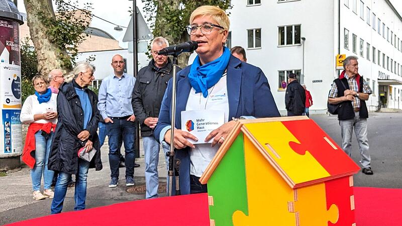 Karen Pohle, die zweite Vorsitzende des MGH-Trägervereins Generationen-Netz Landkreis Bad Kissingen, bei ihrer Begrüßung der Jubiläumsgäste. Karen Pohle, die zweite Vorsitzende des MGH-Trägervereins Generationen-Netz Landkreis Bad Kissingen, bei ihrer Begrüßung der Jubiläumsgäste.