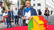 Karen Pohle, die zweite Vorsitzende des MGH-Trägervereins Generationen-Netz Landkreis Bad Kissingen, bei ihrer Begrüßung der Jubiläumsgäste.