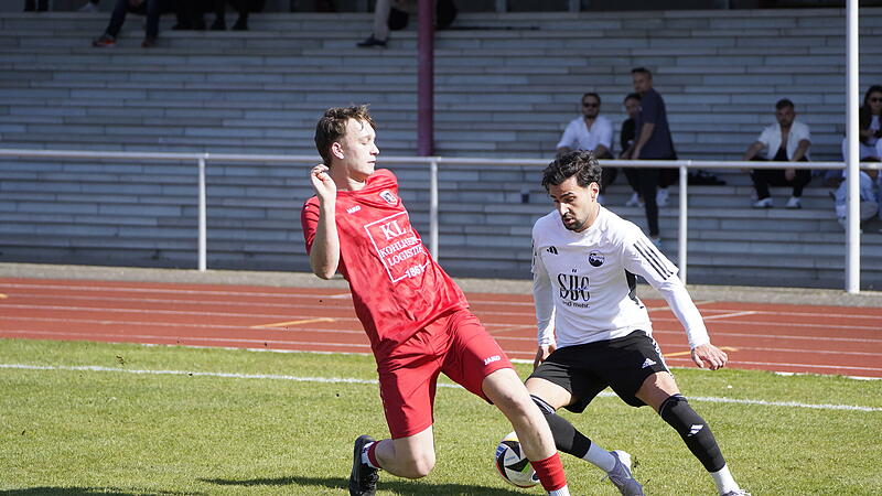 Aykut Civelek (FC Coburg) l&auml;sst einen Verteidiger des FC Fuchsstadt aussteigen.