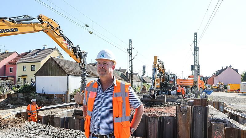 Der leitende Bauüberwacher Sven Dreyer behält den Baufortschritt  an der Bonhoeffer-Unterführung in Forchheim im Blick. Wieso die A73 bei Eggolsheim wegen des ICE-Ausbaus am Wahlsonntag gesperrt ist, hat die Deutsche Bahn bei einem exklusiven Rundgang verraten.Forchheim & Fränkische Schweiz