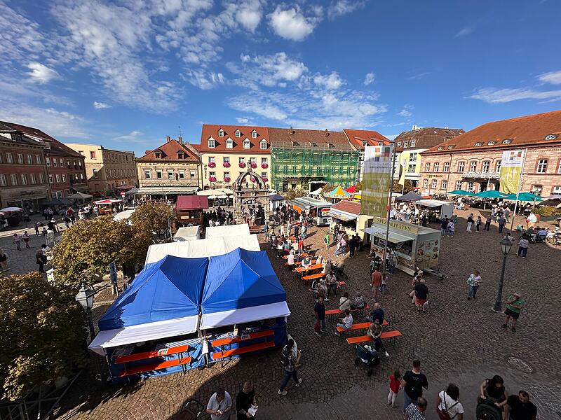 Blick auf den Hammelburger Michaelismarkt, der am vergangenen Wochenende in der Altstadt stattgefunden hat.