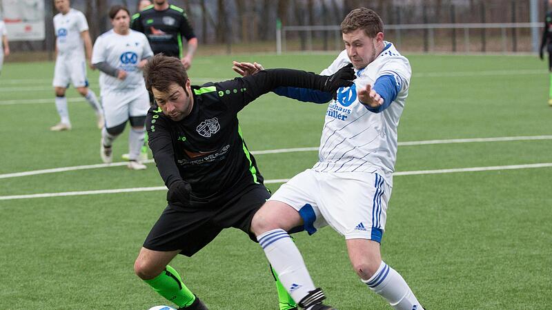 Kaum zu stoppen: René Schubart (li., hier gegen den Seelacher Tim Bauernsachs) schoss die SG Burggrub/Stockheim II mit 40 Treffern in die Kreisklasse.