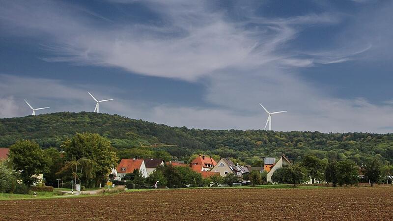 Blick auf Kauernhofen aus westlicher Richtung: Die Windr&auml;der sind nur symbolisch eingezeichnet. Weder die Anzahl noch die genauen Standorte stehen bisher fest.  Am Samstag sind Interessierte um 10 Uhr  zu einer Begehung am Neuseser Berg eingeladen...Forchheim & Fr&auml;nkische Schweiz