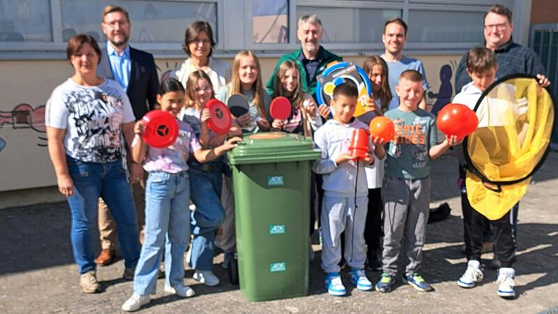 Die Schülerinnen und Schüler der Mittelschule Wiesentheid freuen sich gemeinsam mit Schulleiterin Georgia Niemeyer und Bürgermeister Klaus Köhler über die Spielgeräte, die AOK-Teamleiter Stephan Götz vorbeibrachte. Die Schülerinnen und Schüler der Mittelschule Wiesentheid freuen sich gemeinsam mit Schulleiterin Georgia Niemeyer und Bürgermeister Klaus Köhler über die Spielgeräte, die AOK-Teamleiter Stephan Götz vorbeibrachte.