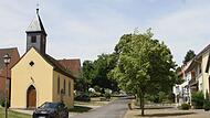 Mitten in der Dorfstraße steht die „Maria-Hilf-Kapelle“, die von 1885 bis 1895 von der Bevölkerung erbaut wurde. Mitten in der Dorfstraße steht die „Maria-Hilf-Kapelle“, die von 1885 bis 1895 von der Bevölkerung erbaut wurde.