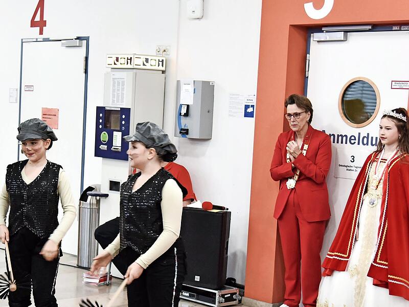 Akrobatik und Schauspieltalent zeigten die zwei Garde-M&auml;dchen Annika und Emma beim Faschingsauftritt der Narrlangia Rot-Weiss. Im Hintergrund: Vizepr&auml;sidentin Yvonne Weigl und Jung-Marktgr&auml;fin Maya von Narrlangen.