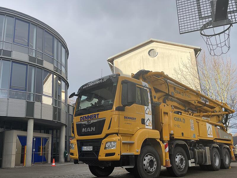 Am Tag der Betriebe parkte ein Betonpumpenfahrzeug vor der Mittelschule in Eltmann.