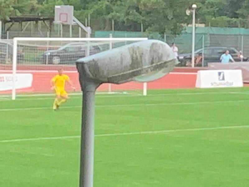 Wer auf der Tribüne im Coburger Stocke-Stadion steht, kann manchmal Pech haben: In manchen Spielszenen versperrt nämlich eine Laterne die Sicht. Wer auf der Tribüne im Coburger Stocke-Stadion steht, kann manchmal Pech haben: In manchen Spielszenen versperrt nämlich eine Laterne die Sicht.