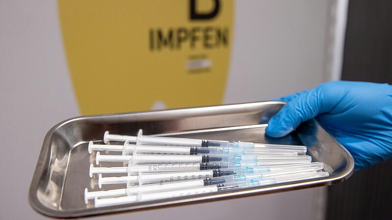 Impfdienste falsch abgerechnet: Ein Arzt aus dem Landkreis Bad Kissingen soll Eins&auml;tze in Impfzentren w&auml;hrend der Corona-Pandemie vorget&auml;uscht haben. Nun steht er in N&uuml;rnberg vor Gericht.