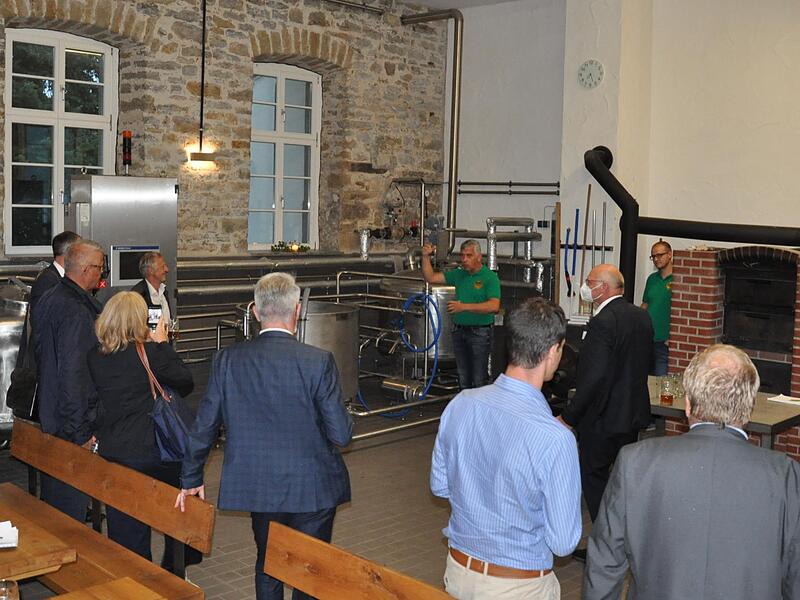 Die Jury des europäischen Dorferneuerungspreises machte am Mittwoch Halt in Rügheim vor dem Brauhaus und besichtigte es auch. Rainer Huth, Vorsitzender des Brauvereins Rügheim (hinten mit erhobenem Arm), referierte zur Geschichte des renovierten Brauhauses.
