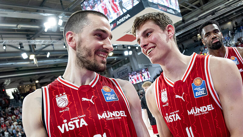 Werden beide weiter f&uuml;r die BMA365 Bamberg Baskets auflaufen: Richard Balint (rechts) und Daniel Keppeler.