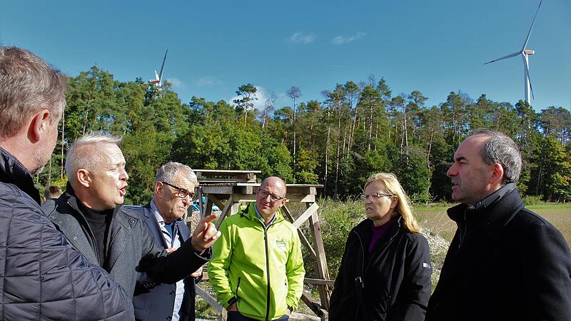 Hubert Aiwanger (rechts) ist im Gespräch mit (v. l.) Norbert Stoll (VG Höchstadt), Drittem Bürgermeister Gerrit Hoppe, Grundeigentümer Herbert Krafft. Projektant Stefan Paulus und MdL Gabi Schmidt.