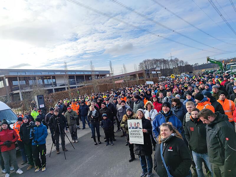 Der Protestzug erreicht Hausen - Kundgebung am PilatushofDer Protestzug erreicht Hausen - Kundgebung am Pilatushof Der Protestzug erreicht Hausen - Kundgebung am PilatushofDer Protestzug erreicht Hausen - Kundgebung am Pilatushof