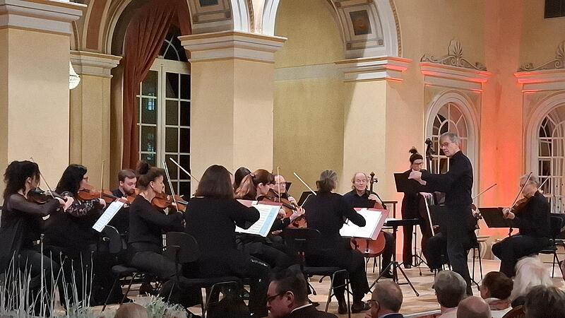 Das Bayerische Kammerorchester Bad Brückenau und ihr Chefdirigent Sebastian Tewinkel präsentierten beim Dreikönigskonzert drei Werke, die nicht unbedingt zum Standardrepertoire gehören.