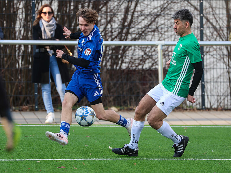 Stockheims Spielertrainer Alper Y&uuml;r&uuml;k (gr&uuml;n) kommt zu sp&auml;t um die Flanke des Mitwitzers Louis Witzgall zu verhindern.