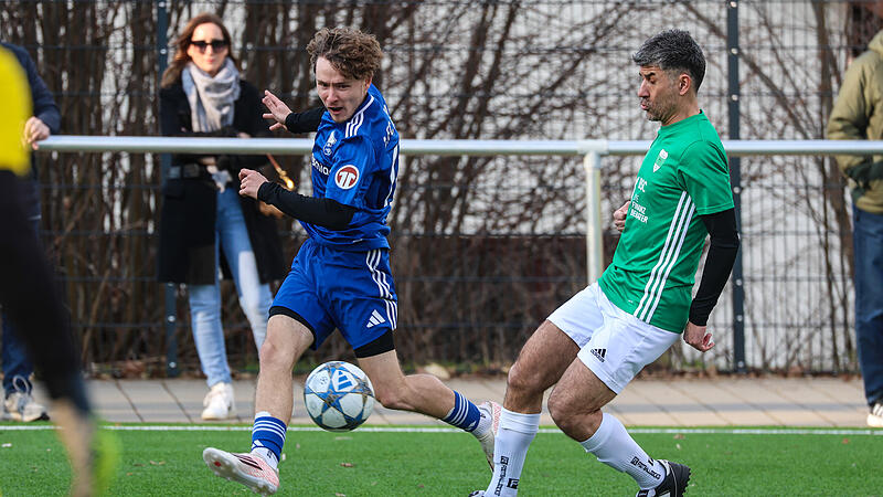 Stockheims Spielertrainer Alper Y&uuml;r&uuml;k (gr&uuml;n) kommt zu sp&auml;t um die Flanke des Mitwitzers Louis Witzgall zu verhindern.
