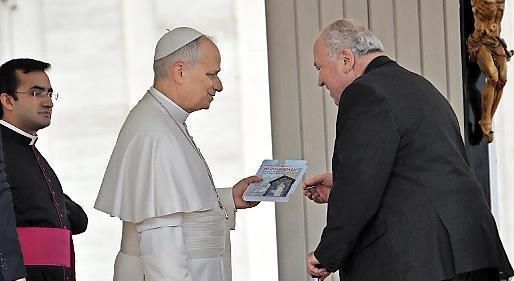 Pater Dietrich von Stockhausen &uuml;berreicht Papst Leo XIV. die aktuelle Studie &uuml;ber Heroldsbach.