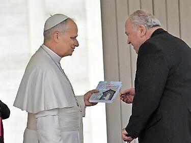Pater Dietrich von Stockhausen &uuml;berreicht Papst Leo XIV. die aktuelle Studie &uuml;ber Heroldsbach.