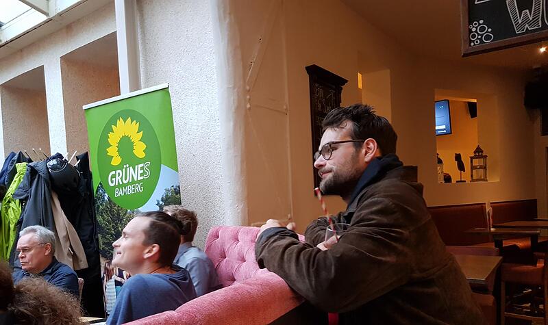 Tim-Luca Rosenheimer, Gr&uuml;nen-Direktkandidat im Wahlkreis Bamberg-Land, fiebert bei der Wahlparty der Gr&uuml;nen im Cafe Esspress in der Austra&szlig;e mit.