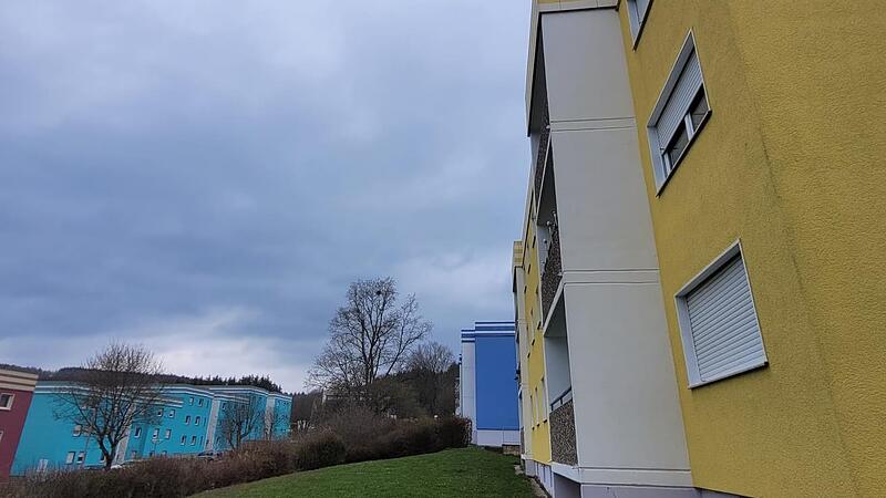 Die Welt in den H&auml;usern Reu&szlig;endorfer und Colonel-Huff-Stra&szlig;e scheint etwas verdreht. Da ihr Vermieter sich nicht um sie k&uuml;mmert, organisieren die Mieter den Betrieb dort selbst.