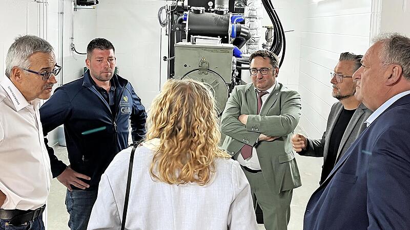 Gemeindewerke-Vorstand Wolfgang Mößlein und Betriebsleiter Johannes Herold zeigen Staatssekretär Tobias Gotthardt, Bürgermeister Karsten Fischkal, Landtagsabgeordnetem Walter Nussel (von links) und Landtagsabgeordneter Gabi Schmidt eines der Block...