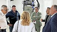 Gemeindewerke-Vorstand Wolfgang Mößlein und Betriebsleiter Johannes Herold zeigen Staatssekretär Tobias Gotthardt, Bürgermeister Karsten Fischkal, Landtagsabgeordnetem Walter Nussel (von links) und Landtagsabgeordneter Gabi Schmidt eines der Block...