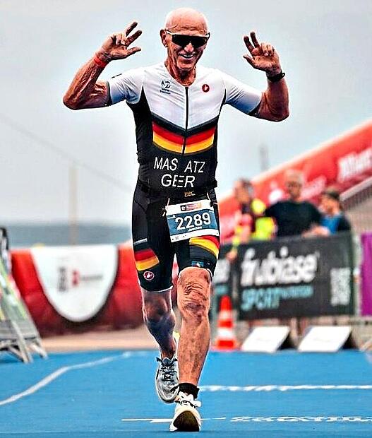 Joachim Masatz vom ESC Höchstadt hat sich den deutschen Vizemeistertitel im Speedtriathlon in der Altersklasse 75 gesichert. Sportograf Joachim Masatz vom ESC Höchstadt hat sich den deutschen Vizemeistertitel im Speedtriathlon in der Altersklasse 75 gesichert. Sportograf