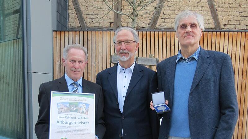 Altbürgermeister Reinhard Hallhuber, Bürgermeister Peter Bergel und Gemeinderat Elmar Hoffmann mit der Bürgermedaille Altbürgermeister Reinhard Hallhuber, Bürgermeister Peter Bergel und Gemeinderat Elmar Hoffmann mit der Bürgermedaille