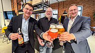 Stoßen mit den neuen Produkten an: Jörg Lehmann und Holger Schmidt (Kulmbacher) mit Biersommelier Markus Raupach (Mitte)