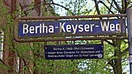 In Hamburg wurde eine Straße nach ihr benannt, der Bertha-Keyser-Weg.